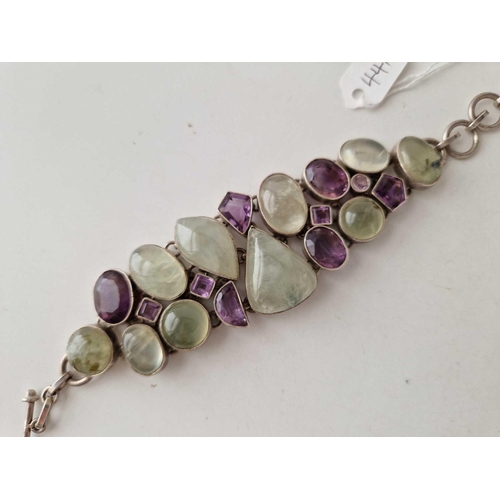 441 - A large polished stone and silver bracelet, 8 inch, 77 g