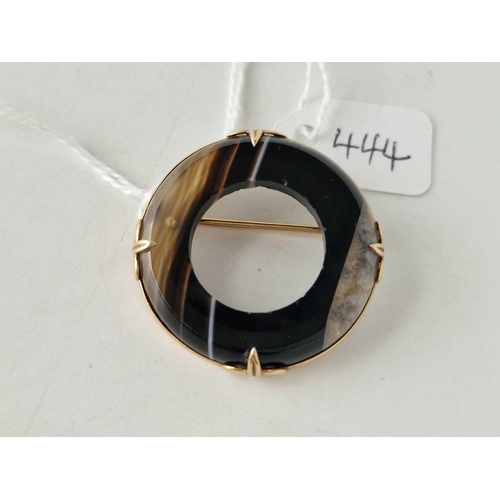 444 - A circular polished agate mounted brooch, 9ct