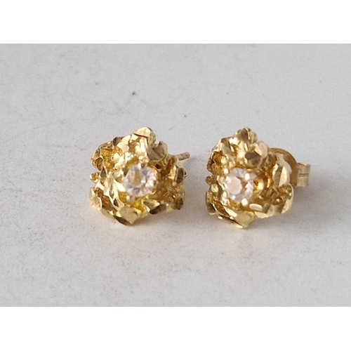 462 - A pair of modernistic er studs 14ct gold 2 gms