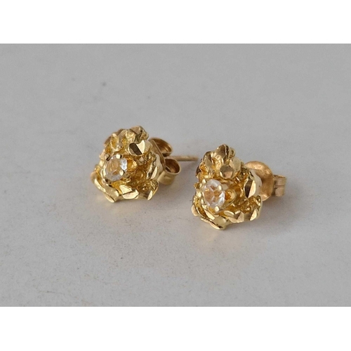 462 - A pair of modernistic er studs 14ct gold 2 gms