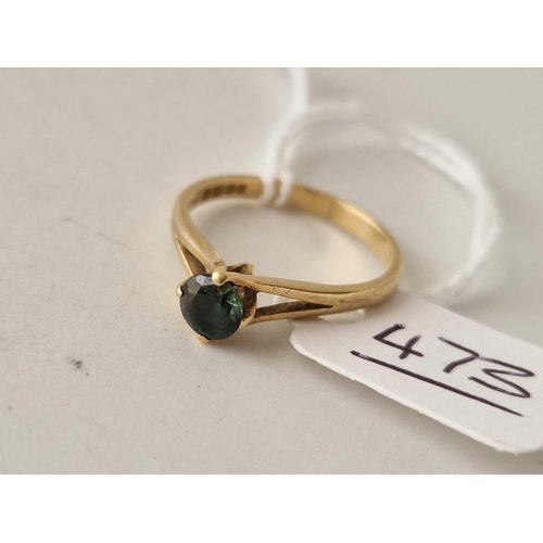 473 - A green single stone ring 18ct gold size N 2.7 gms