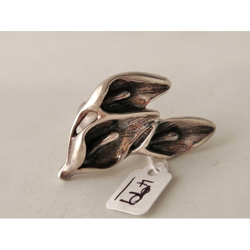 479 - A large silver Lily flower ring size S