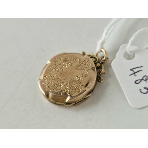 483 - A circular back and front locket, 3.3 g