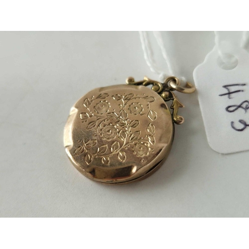 483 - A circular back and front locket, 3.3 g