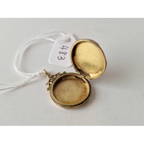 483 - A circular back and front locket, 3.3 g