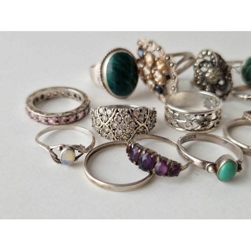 500 - Fourteen assorted silver rings, 54 g