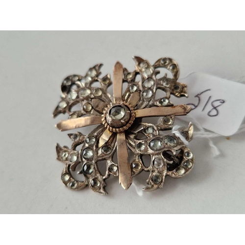 518 - An attractive costume brooch