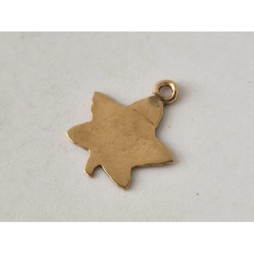 530 - A maple leaf charm 9ct