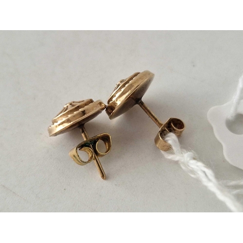 557 - A pair of circle top ear studs, 9ct, 1.1 g