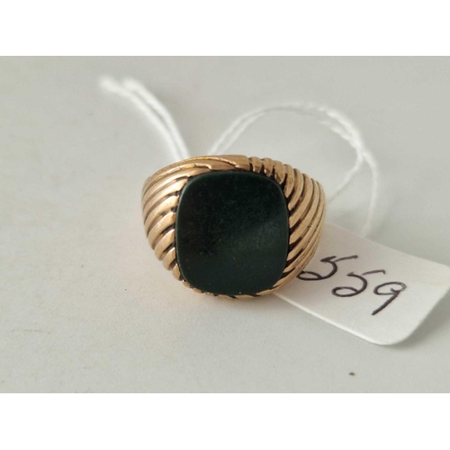 559 - An onyx ring, 9ct, size S, 5.2 g