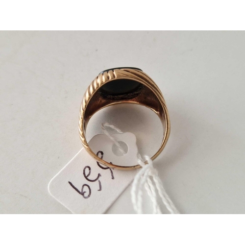 559 - An onyx ring, 9ct, size S, 5.2 g