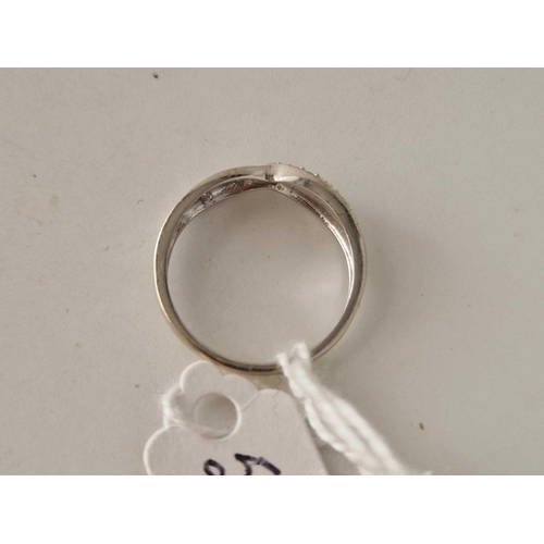 566 - A white Gold Diamond ring 9ct size O 2g