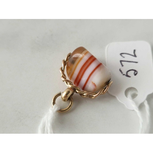 572 - A agate swivel fob 9ct