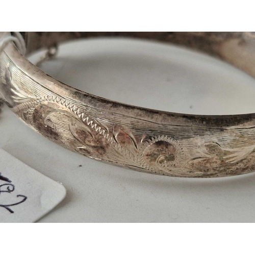 582 - A engraved silver bangle 21 gms