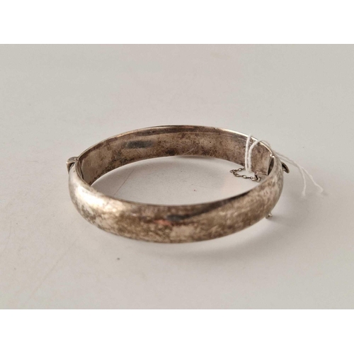 582 - A engraved silver bangle 21 gms