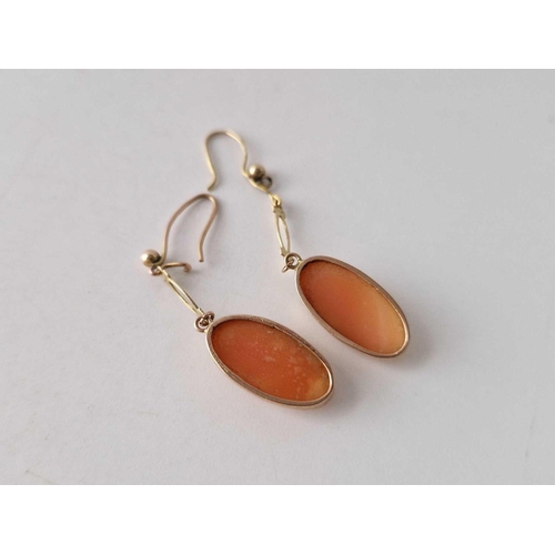 612 - A pair of gold cameo drop earrings, 3.1 g