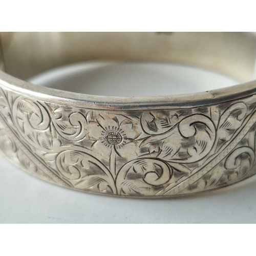 614 - A hinged silver bangle