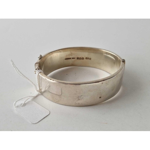 614 - A hinged silver bangle