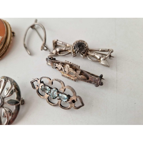 628 - Seven antique and vintage silver brooches