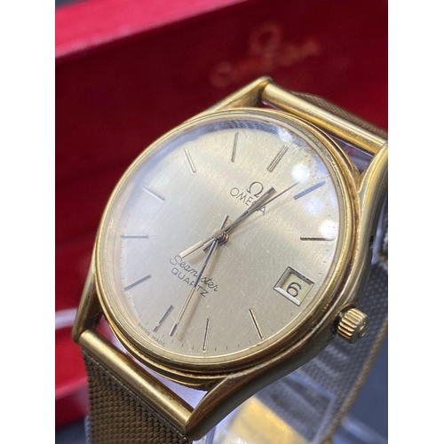 698 - A gents Omega Seamaster quartz wrist watch with seconds sweep and date aperture on mesh strap in lon... 