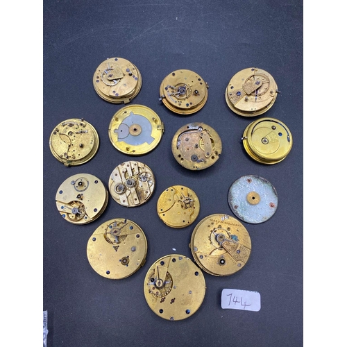 744 - A large quantity gents watch movements, 575 g