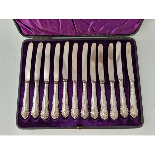 799 - A cased set of 12 silver handled tea knives, Sheffield 1909