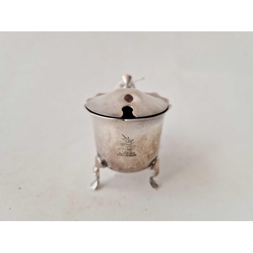 815 - A mustard pot on three pad feet, Birmingham 1902 by GU, 39g excluding BGL