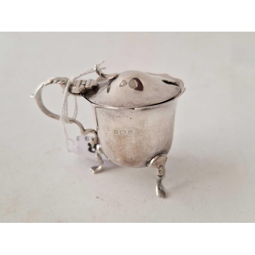 815 - A mustard pot on three pad feet, Birmingham 1902 by GU, 39g excluding BGL