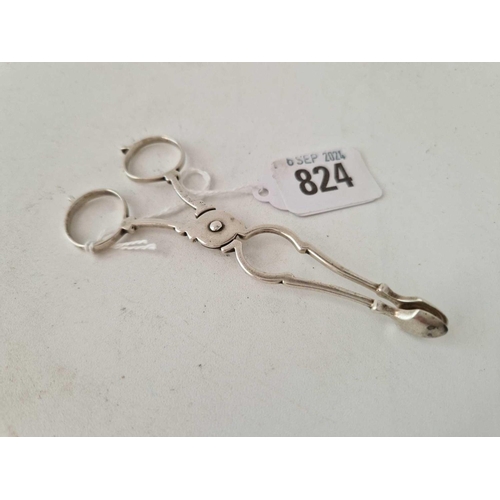 824 - A small pair of scissor shaped sugar tongs, Birmingham 1902