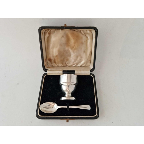 830 - A plain egg cup and spoon in fitted case, Birmingham 1936, 33g