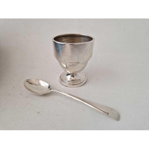 830 - A plain egg cup and spoon in fitted case, Birmingham 1936, 33g