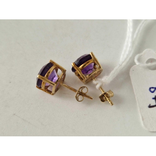 84 - A pair of stud earrings 9ct 1.8 gms