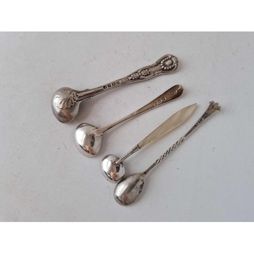 850 - Four various salt spoons, One with MOP handle