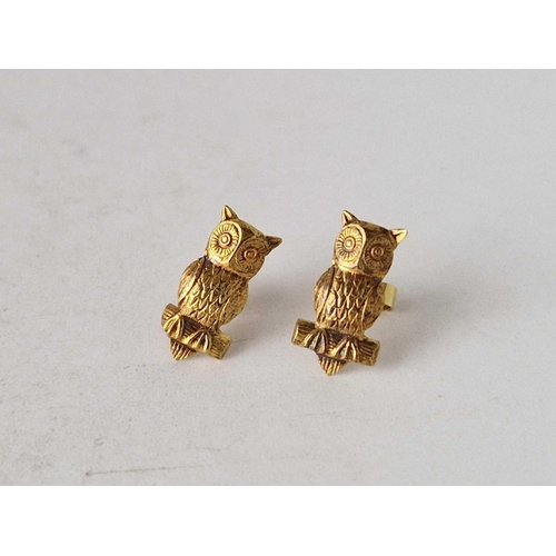 86 - A pair of owl design earrings 9ct