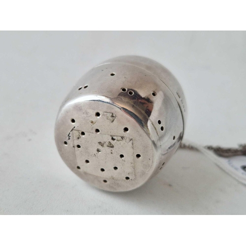 863 - An unusual tea infuser with pull off cover, London 1985, 54g