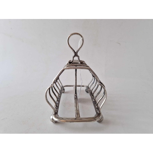 872 - A good quality seven bar toast rack on ball feet, Birmingham 1926, 237 g