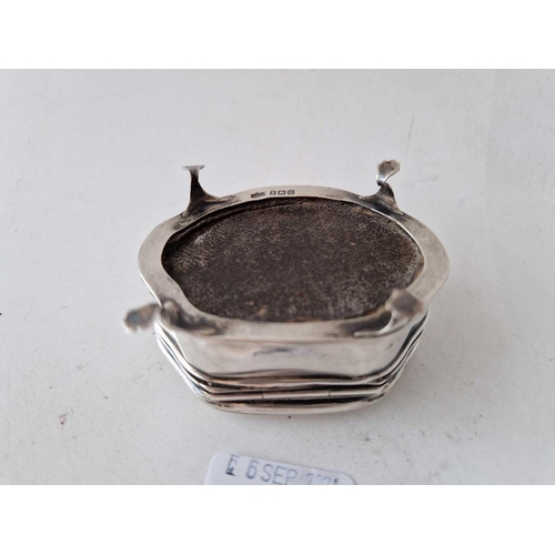 886 - An oval ring box with applied MOP butterfly to cover, 3 inches wide