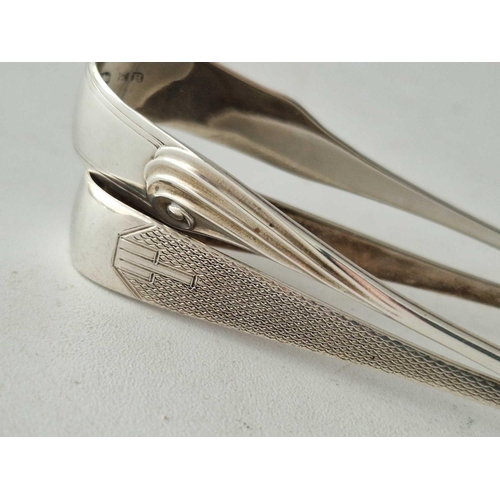 980 - Two pairs of decorative sugar tongs, 30 g