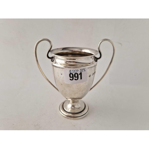 991 - A plain two handled cup, 4.5 inches high, London 1908, 135 g