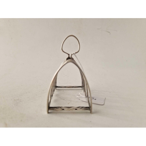 997a - An arch top toast rack, London 1915, 46 g