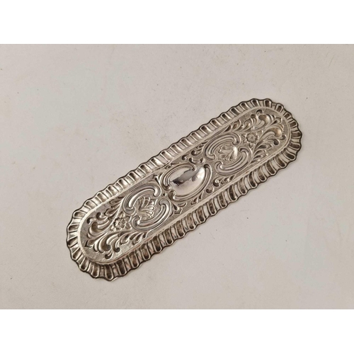 997c - A pen tray embossed with scrolls, Chester 1901 by RP, 65 g.