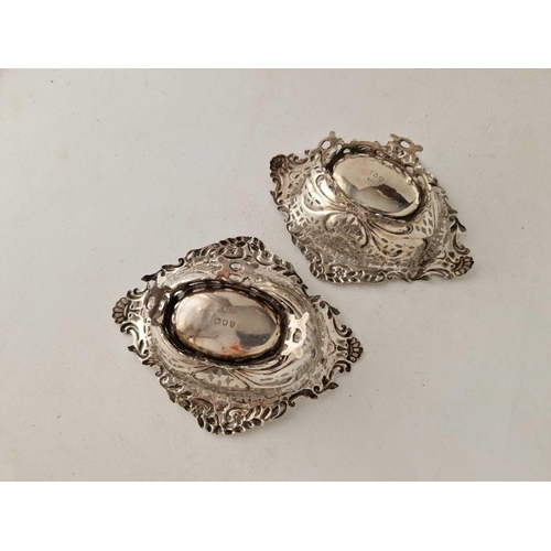 997e - A pair of oval embossed bon bon dishes, 134 g.