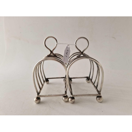 997j - A heavy pair of five bar toast racks, 3.5 inches wide, Sheffield 1900, 154 g