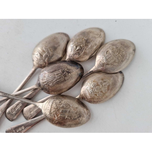 998 - A good set of six boxed picture back teaspoons, 79 g.