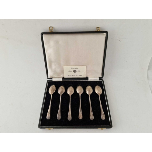 998 - A good set of six boxed picture back teaspoons, 79 g.