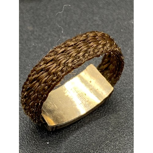 554 - A rare Georgian woven hair ring with gold faith, hope and charity plaque, in good condition Size R