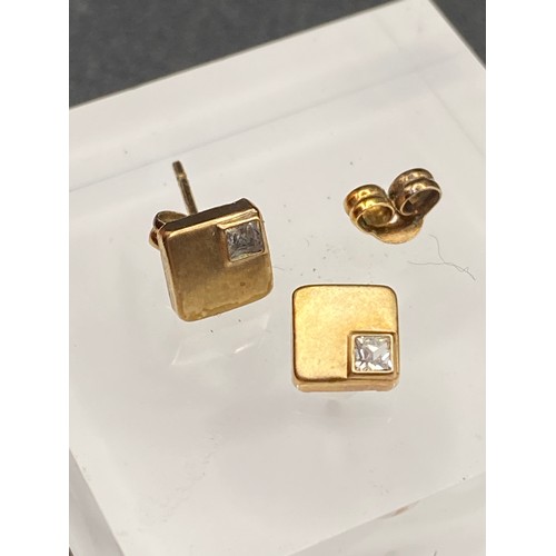 283 - A pair of 9ct square ear studs