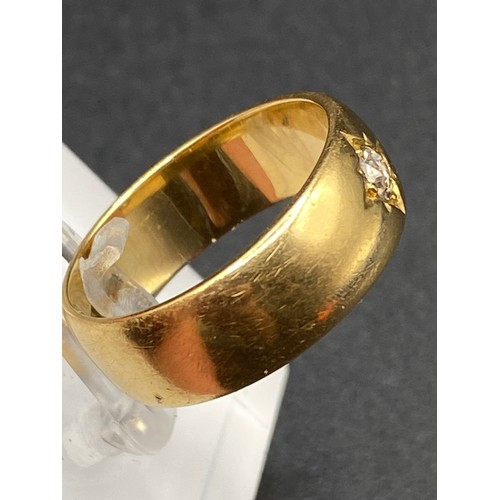 312 - A good gold wedding band set with a diamond, 18ct, size R, 8.7 g