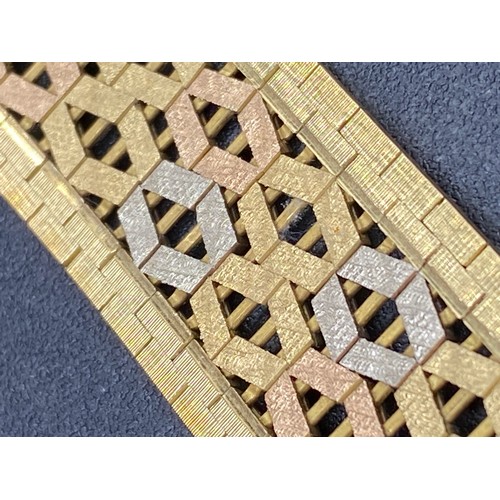 480 - A GOOD THREE COLOUR GOLD FLAT LINK BRACELET, 18ct, 50 g