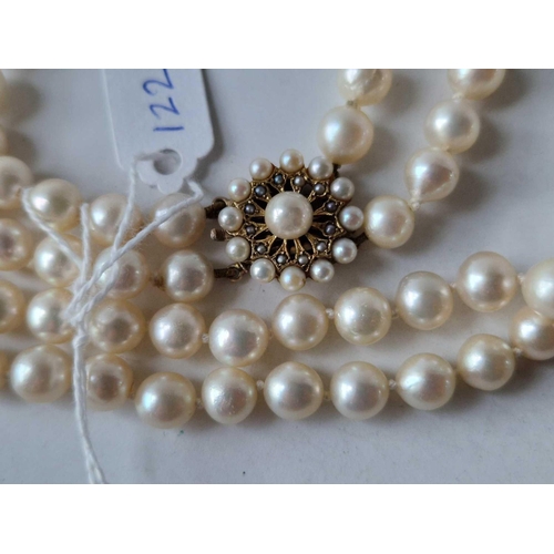 122 - A GOOD PEARL CHOCKER NECKLACE WITH 9CT CLASP 16 INCH